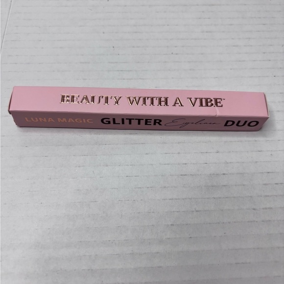 LUNA MAGIC Silver Glitter Eyeliner Duo - Picture 2 of 6